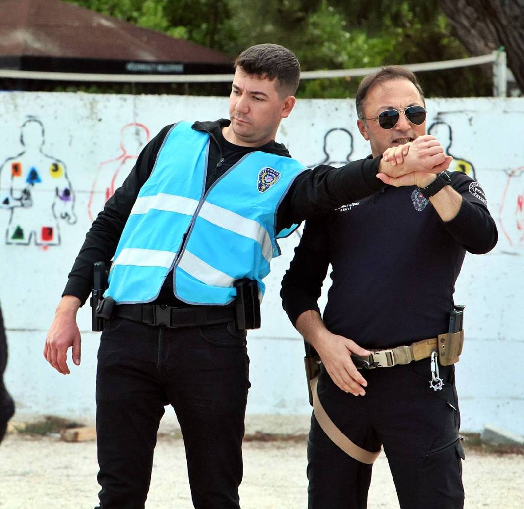 Yerli Lara Croft, karanlıkta hedefi 12'den vuruyor! Polis eğitmeni Nisa Aydın'ın müdahale teknikleri nefesleri kesiyor 35